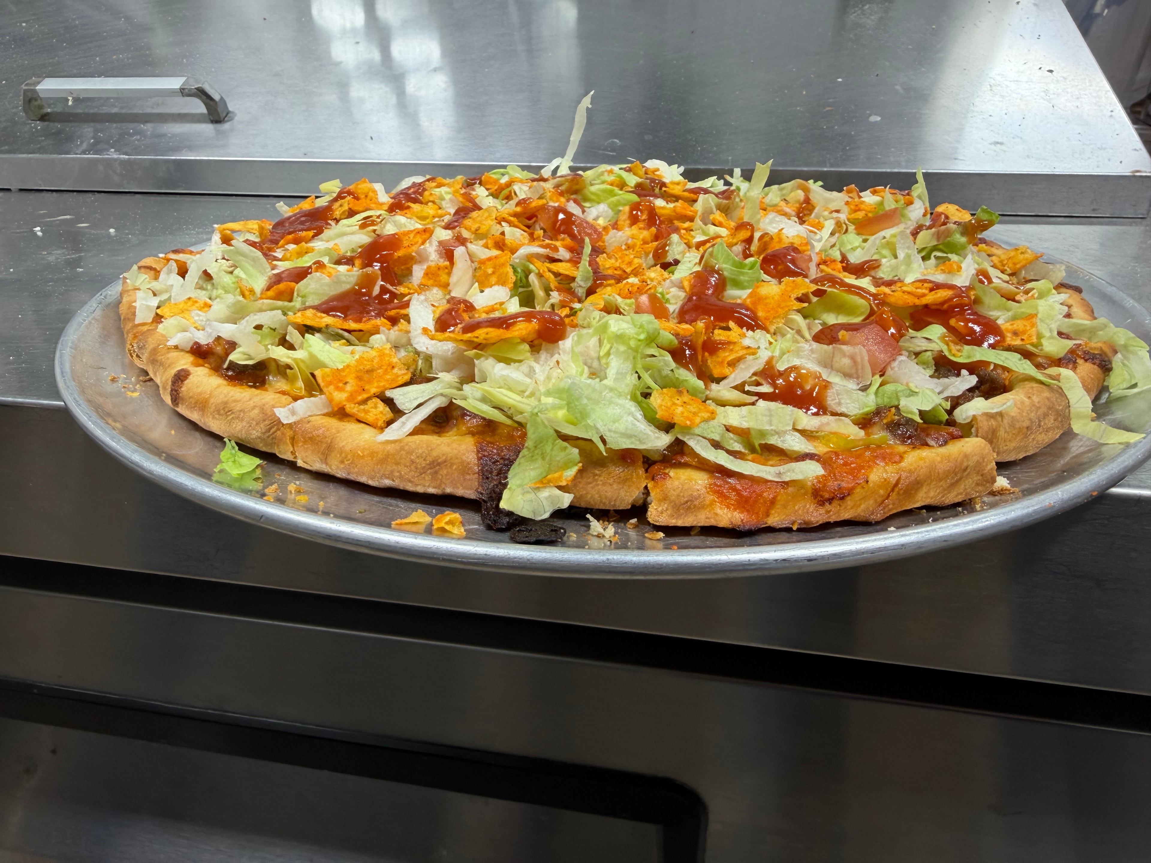 Pizza with lettuce and crispy toppings