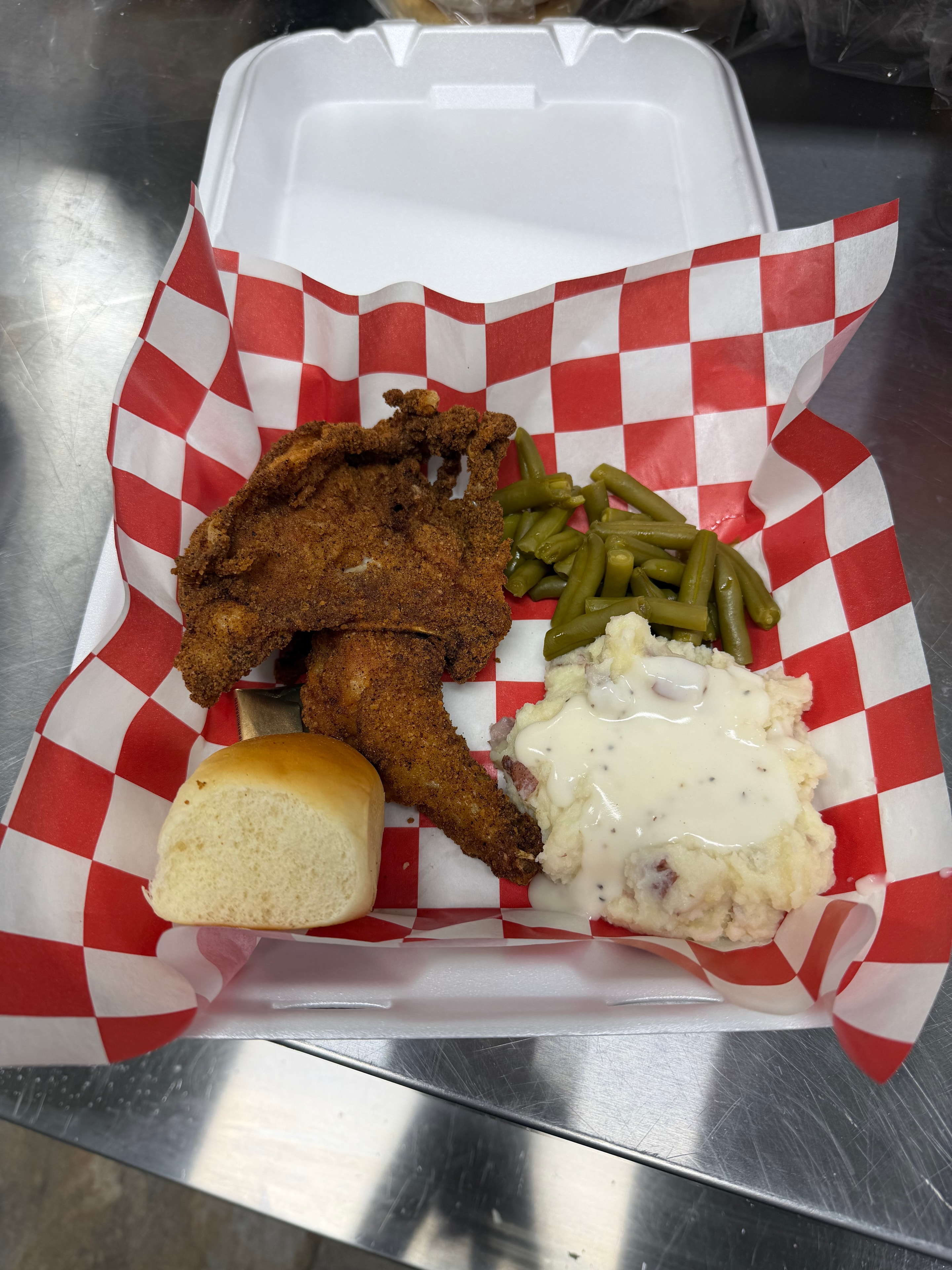 Fried chicken with mashed potatoes and green beans